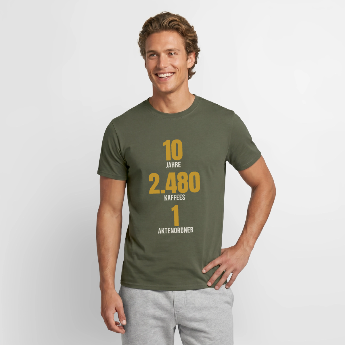 "10 Jahre, 2.480 Kaffees, 1 Aktenordner" Motiv-T-Shirt für Männer, Farbe Militärgrün