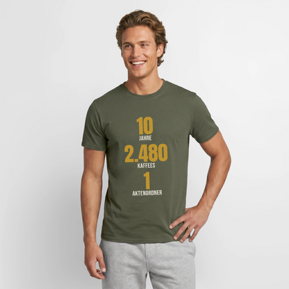 "10 Jahre, 2.480 Kaffees, 1 Aktenordner" Motiv-T-Shirt für Männer, Farbe Militärgrün