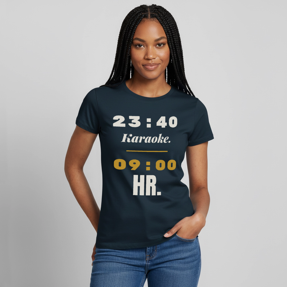 "23:40 Karaoke. 09:00 HR." Motiv-T-Shirt für Frauen, Farbe Navy
