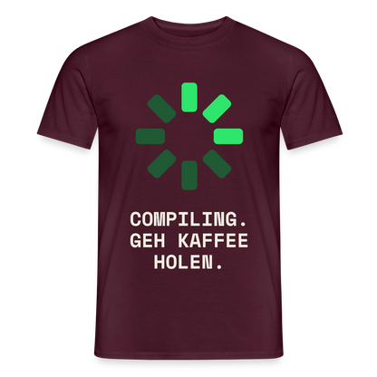 Compiling. Geh Kaffee holen. Motiv-T-Shirt für Männer, Farbe Ziegelrot