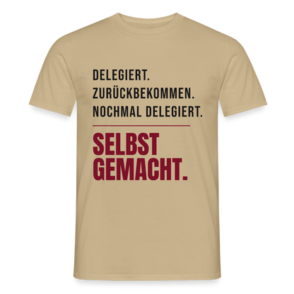 Delegiert. Zurückbekommen. Nochmal delegiert. Selbst gemacht. Motiv-T-Shirt für Männer, Farbe Sandbeige