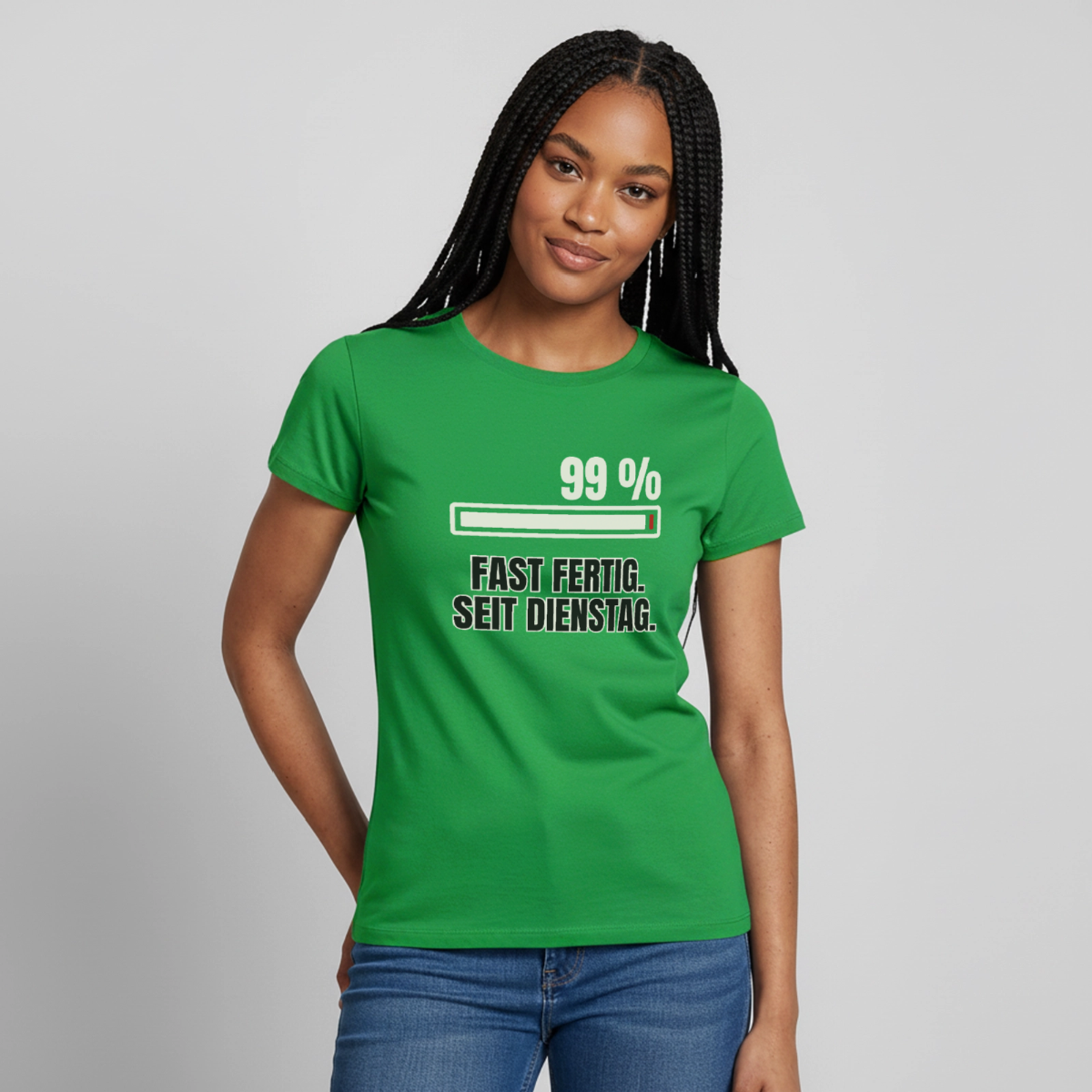 "99 % fast fertig. Seit Dienstag." Motiv-T-Shirt für Frauen, Farbe Kelly Green