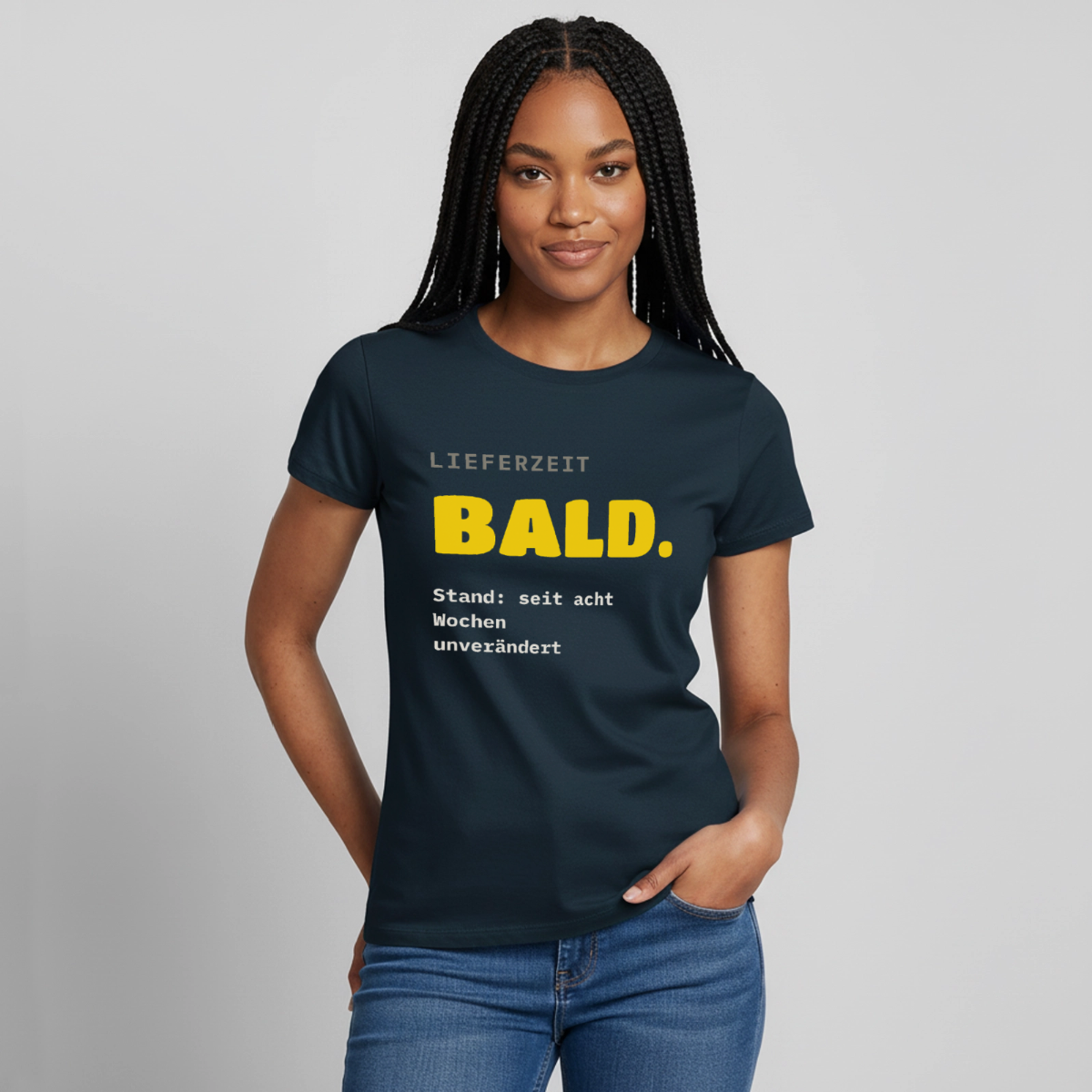"Lieferzeit: bald. Stand: seit acht Wochen unverändert." Motiv-T-Shirt für Frauen, Farbe Navy