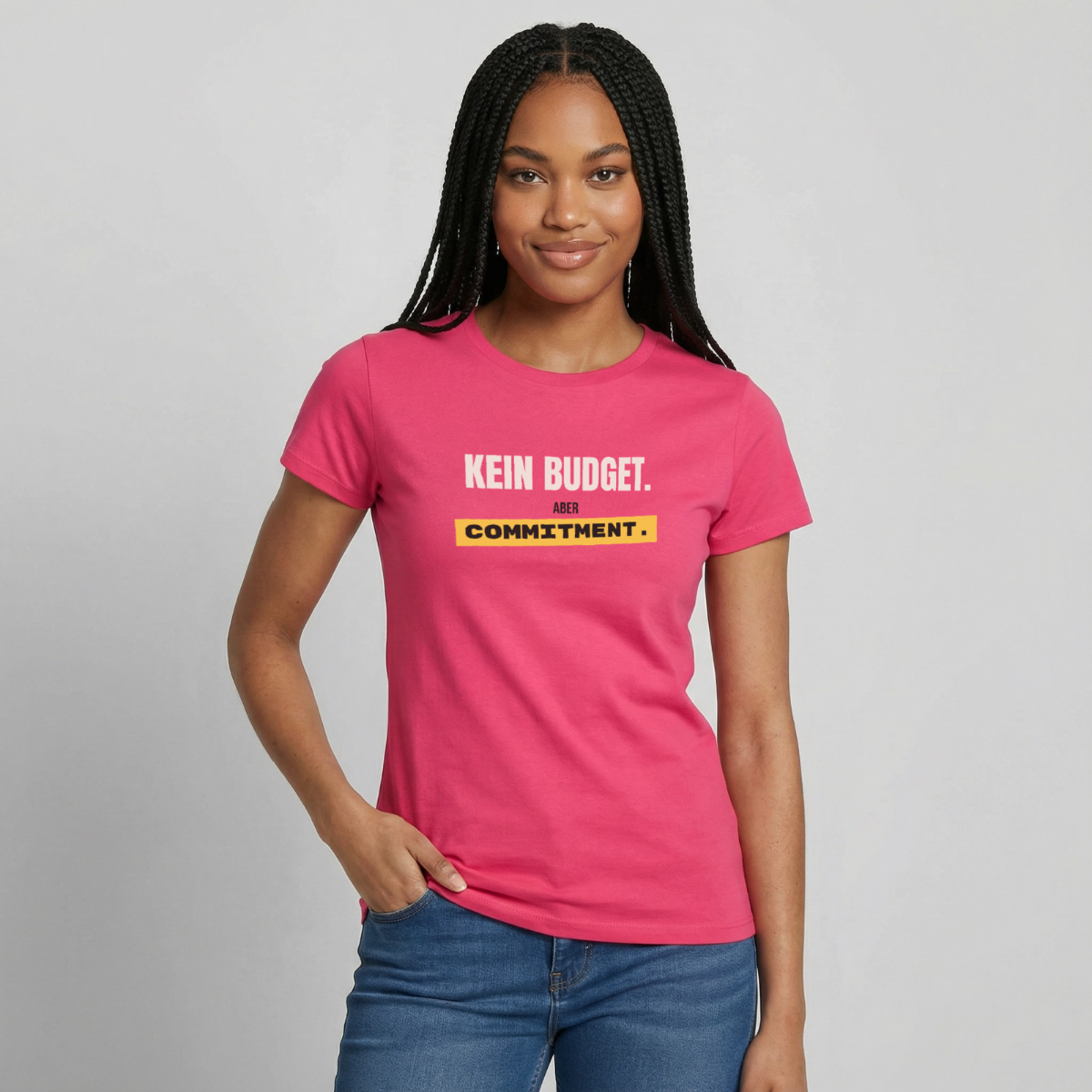 "Kein Budget. Aber Commitment." Motiv-T-Shirt für Frauen, Farbe Azalea