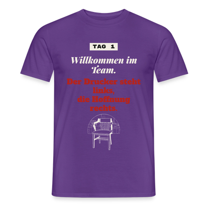 Willkommen im Team. Der Drucker steht links, die Hoffnung rechts. Motiv-T-Shirt für Männer, Farbe Lila