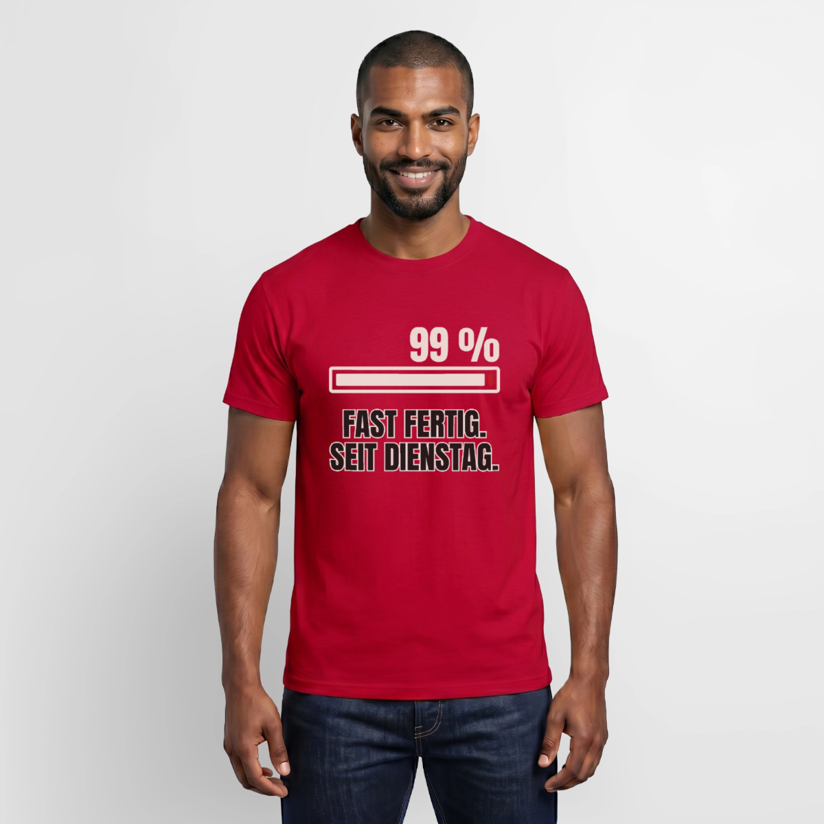 "99 % fast fertig. Seit Dienstag." Motiv-T-Shirt für Männer, Farbe Rot