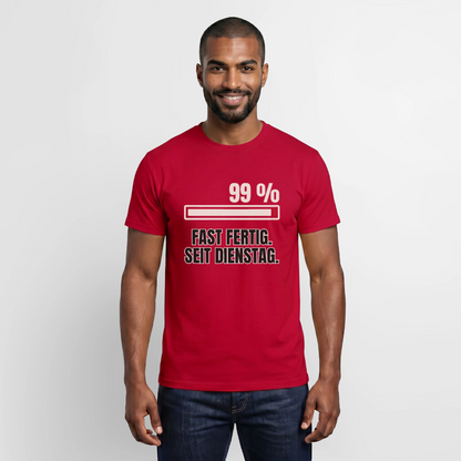 "99 % fast fertig. Seit Dienstag." Motiv-T-Shirt für Männer, Farbe Rot