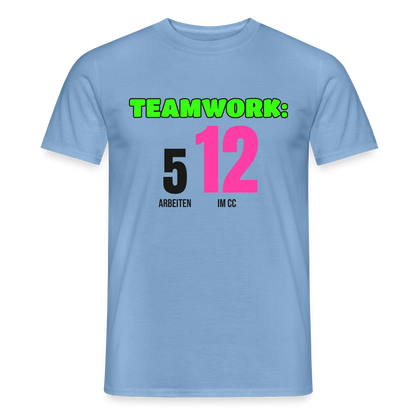 "Teamwork: 5 arbeiten, 12 im CC" Motiv-T-Shirt für Männer, Farbe Carolina Blue