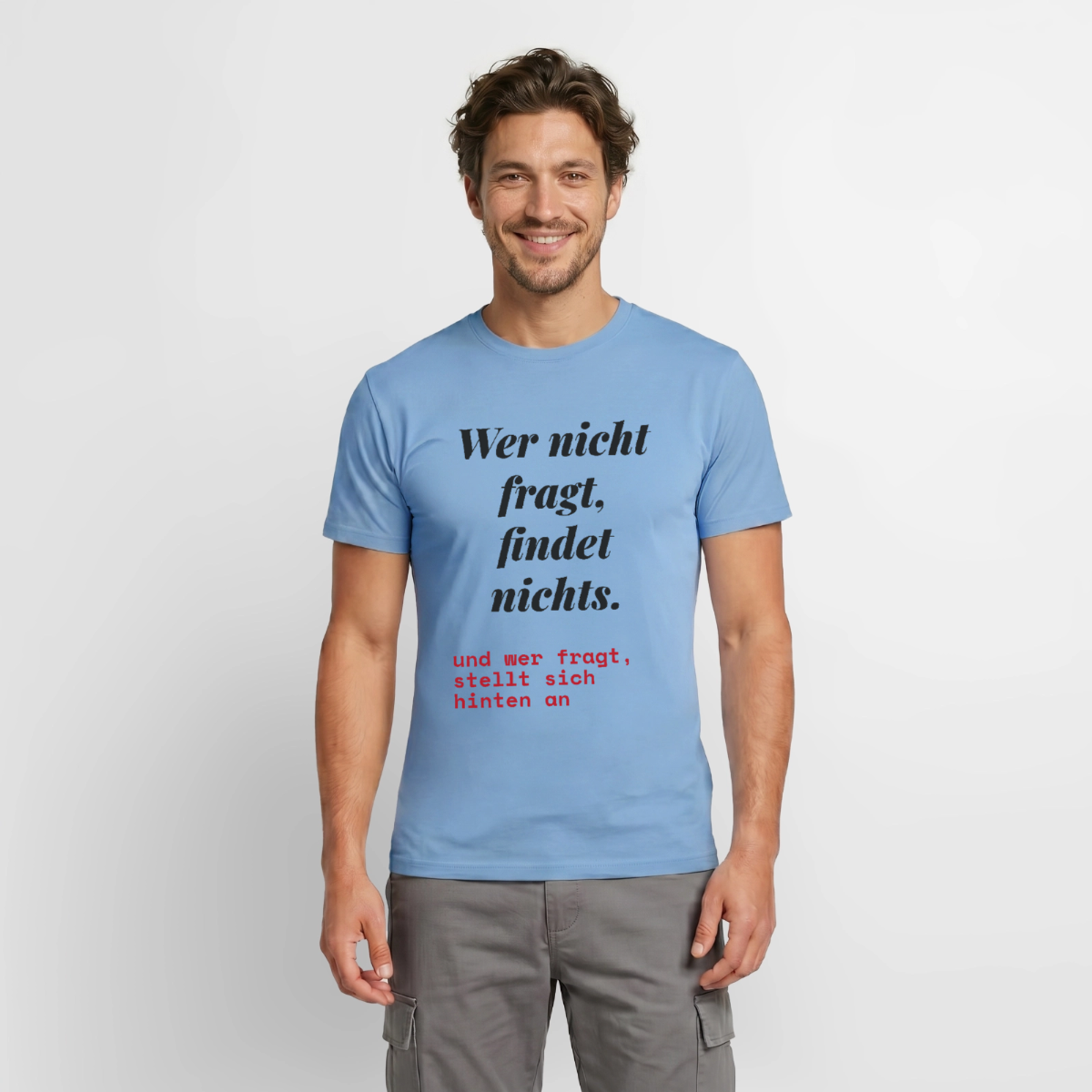 Wer nicht fragt, findet nichts. Und wer fragt, stellt sich hinten an. Motiv-T-Shirt für Männer, Farbe Carolina Blue, Model