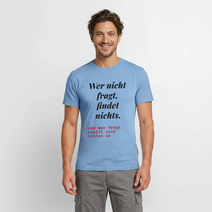 Wer nicht fragt, findet nichts. Und wer fragt, stellt sich hinten an. Motiv-T-Shirt für Männer, Farbe Carolina Blue, Model