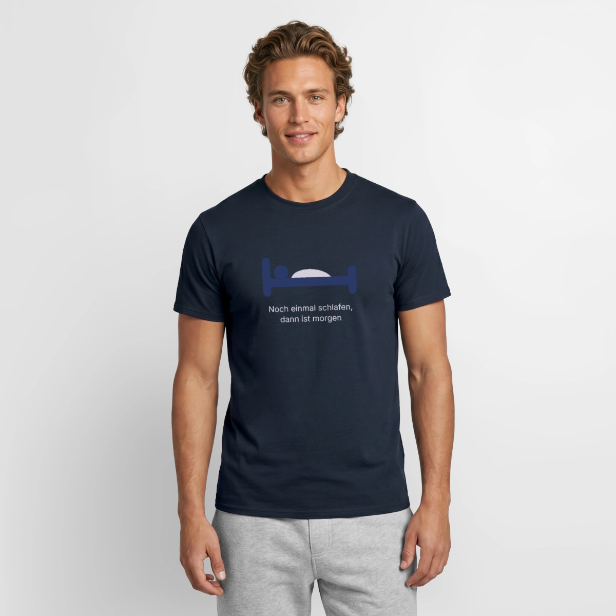 Noch einmal schlafen, dann ist morgen. Motiv-T-Shirt für Männer, Farbe Navy, Model