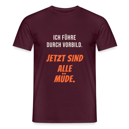 Ich führe durch Vorbild. Jetzt sind alle müde. Motiv-T-Shirt für Männer, Farbe Ziegelrot