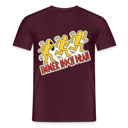 Immer noch dran. Pop-Art-Motiv Motiv-T-Shirt für Männer, Farbe Ziegelrot