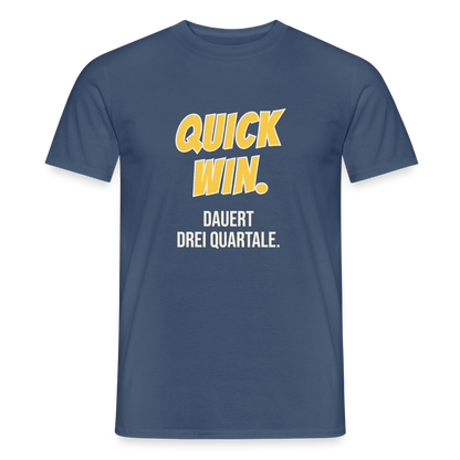 Quick Win. Dauert drei Quartale. Motiv-T-Shirt für Männer, Farbe Dunkles Denimblau