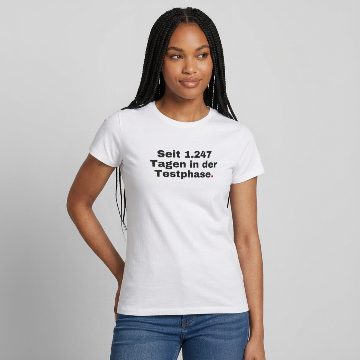 "Seit 1.247 Tagen in der Testphase." Motiv-T-Shirt für Frauen, Farbe Weiß
