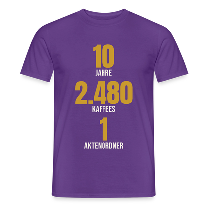 "10 Jahre, 2.480 Kaffees, 1 Aktenordner" Motiv-T-Shirt für Männer, Farbe Lila