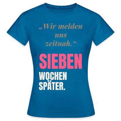 Wir melden uns zeitnah. Sieben Wochen später. Motiv-T-Shirt für Frauen, Farbe Antikblaues Saphir meliert