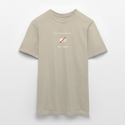 "You´re on mute est.2020" - Motiv-T-Shirt für Männer - Sandbeige