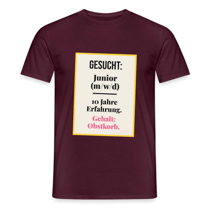 Gesucht: Junior. 10 Jahre Erfahrung. Gehalt: Obstkorb. Motiv-T-Shirt für Männer, Farbe Ziegelrot