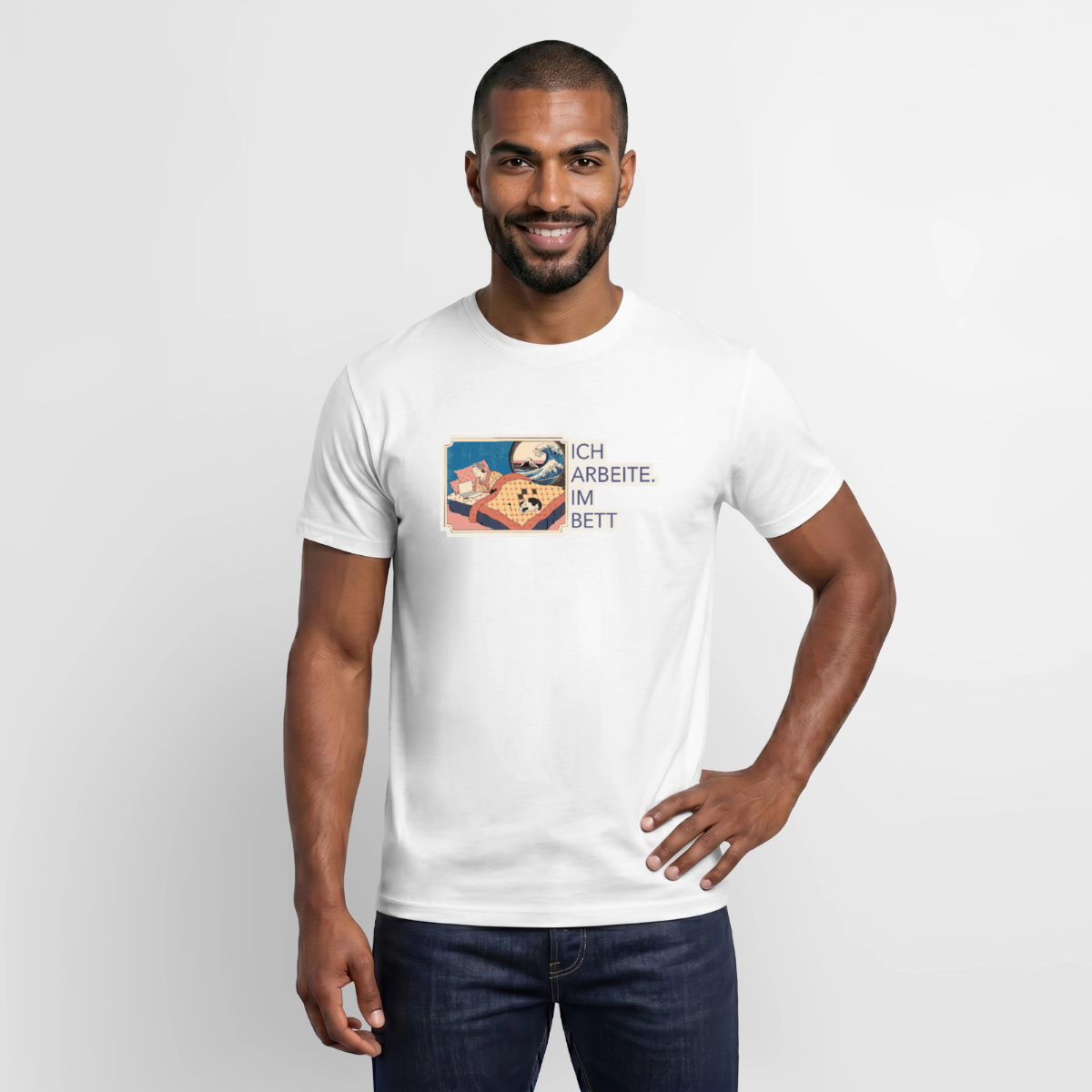 Ich arbeite. Im Bett. Motiv-T-Shirt für Männer, Farbe Weiß, Model
