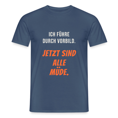Ich führe durch Vorbild. Jetzt sind alle müde. Motiv-T-Shirt für Männer, Farbe Dunkles Denimblau