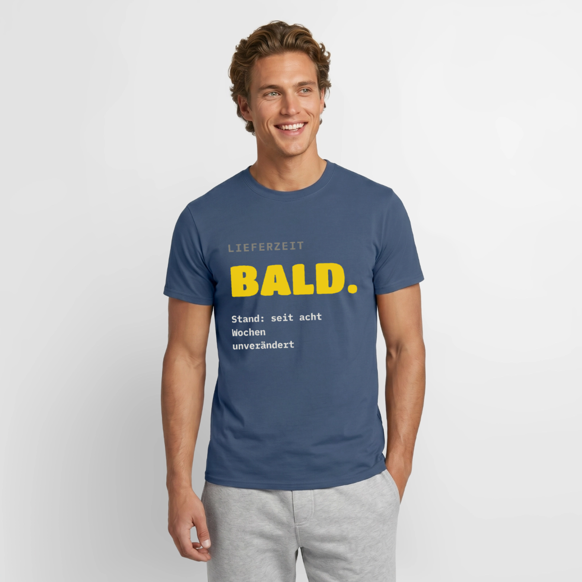 "Lieferzeit: bald. Stand: seit acht Wochen unverändert." Motiv-T-Shirt für Männer, Farbe Dunkles Denimblau