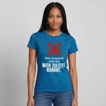 "Das Protokoll schreibt, wer zuletzt kommt." Motiv-T-Shirt für Frauen, Farbe Antikblaues Saphir meliert