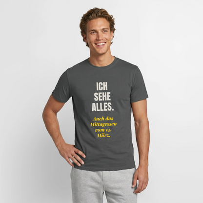 "Ich sehe alles. Auch das Mittagessen vom 14. März." Motiv-T-Shirt für Männer, Farbe Anthrazit