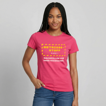 "Betriebsstoff Klasse 1. Nachfüllen vor Inbetriebnahme." Motiv-T-Shirt für Frauen, Farbe Azalea