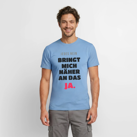 Jedes Nein bringt mich näher an das Ja. Motiv-T-Shirt für Männer, Farbe Carolina Blue, Model