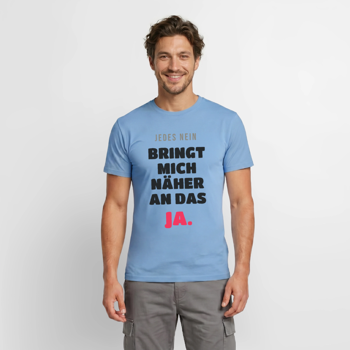 Jedes Nein bringt mich näher an das Ja. Motiv-T-Shirt für Männer, Farbe Carolina Blue, Model