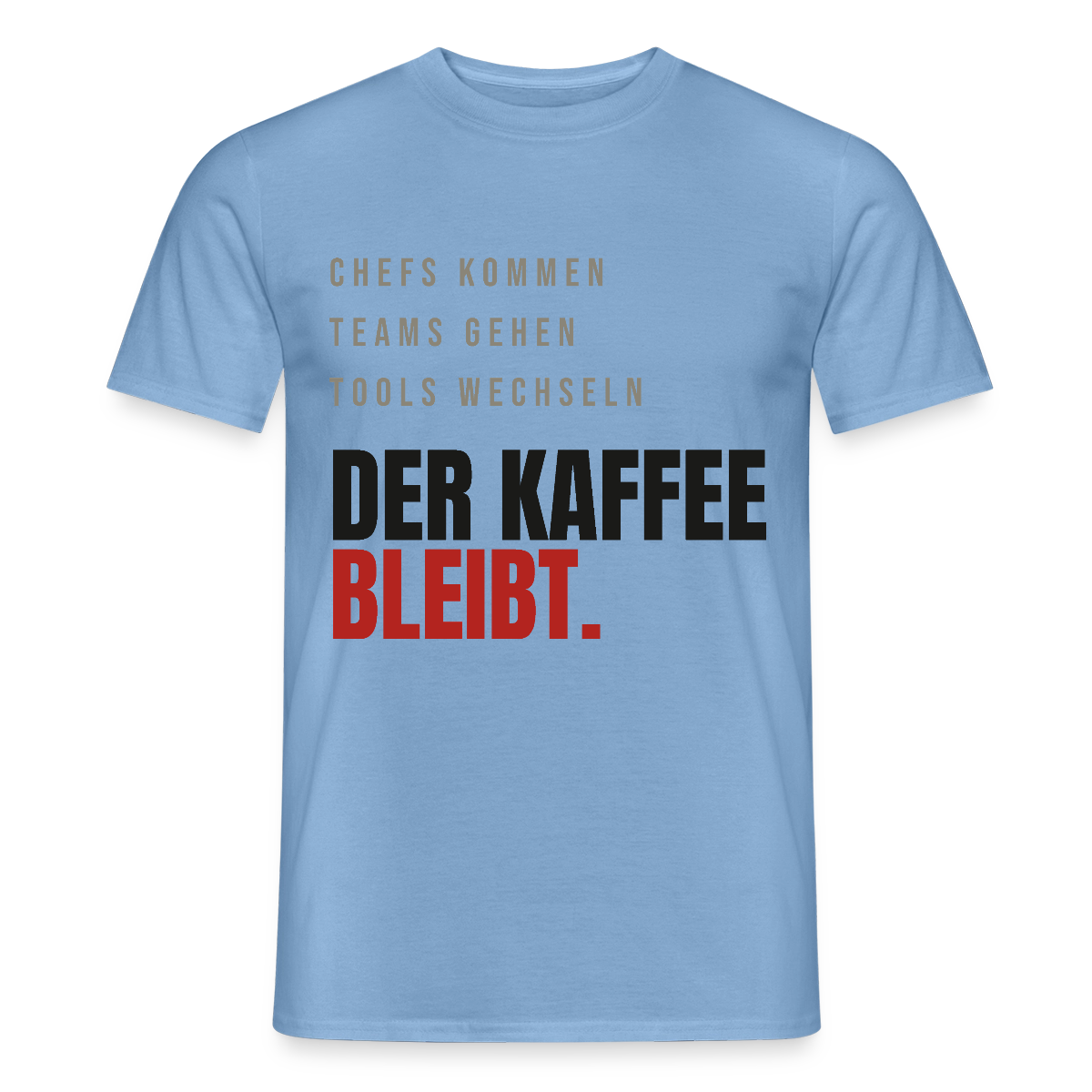 "Chefs kommen, Teams gehen, Tools wechseln. Der Kaffee bleibt." Motiv-T-Shirt für Männer, Farbe Carolina Blue
