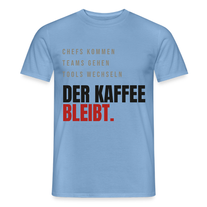 "Chefs kommen, Teams gehen, Tools wechseln. Der Kaffee bleibt." Motiv-T-Shirt für Männer, Farbe Carolina Blue