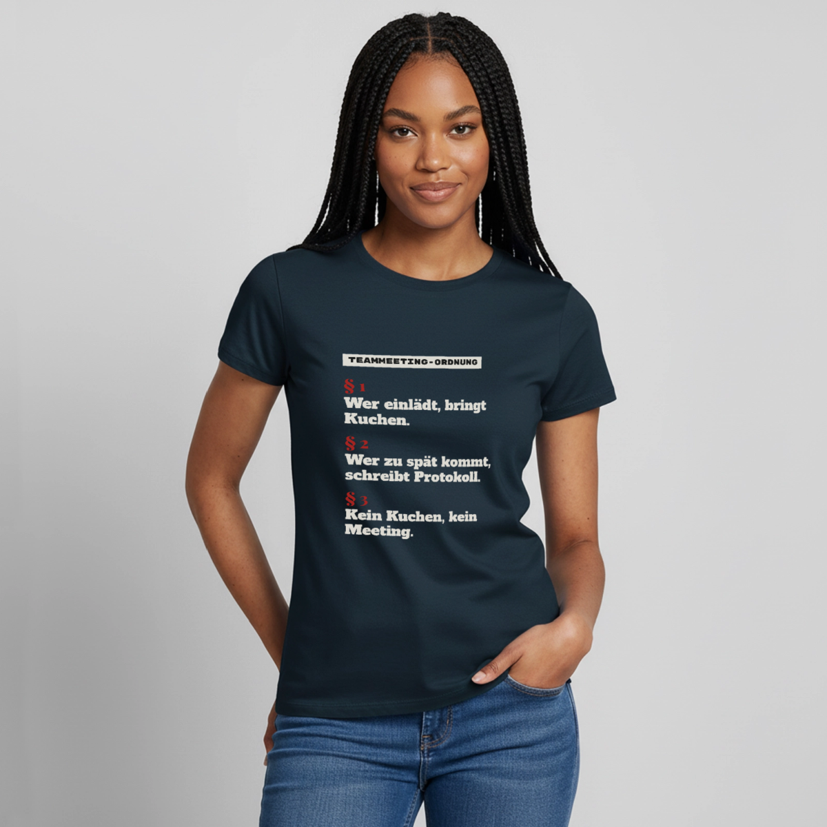 "Teammeeting-Ordnung: wer einlädt, bringt Kuchen." Motiv-T-Shirt für Frauen, Farbe Navy
