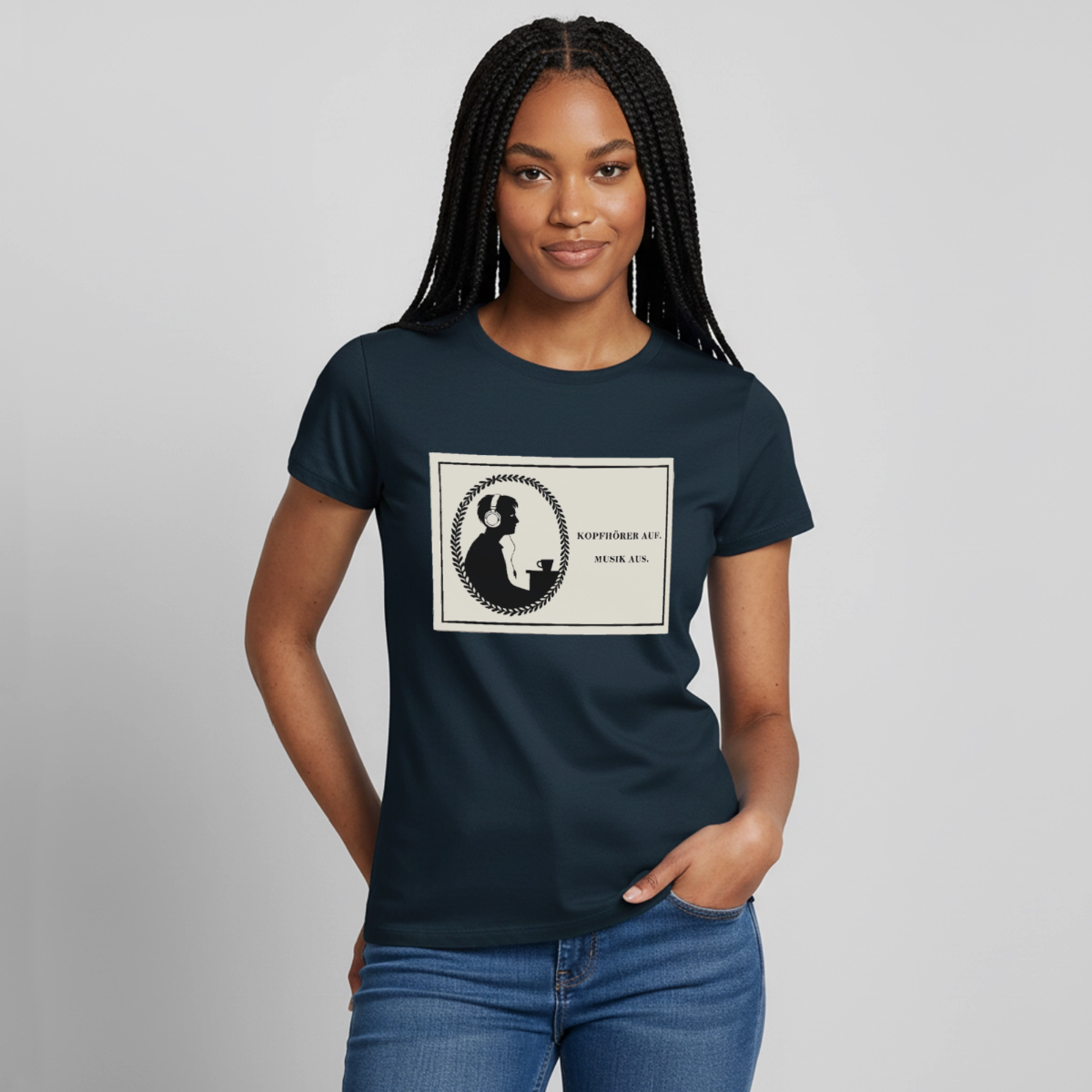 Kopfhörer auf. Musik aus. Motiv-T-Shirt für Frauen, Farbe Navy, Model