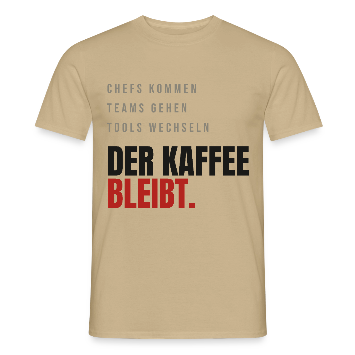 "Chefs kommen, Teams gehen, Tools wechseln. Der Kaffee bleibt." Motiv-T-Shirt für Männer, Farbe Sandbeige