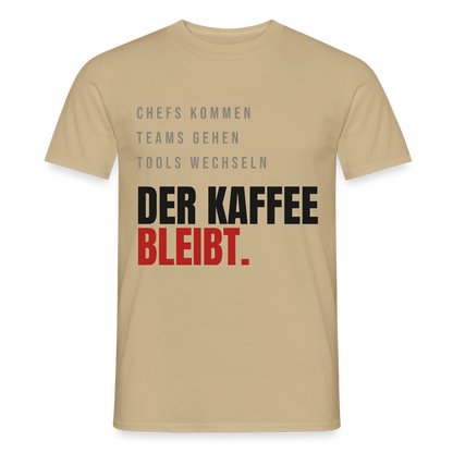"Chefs kommen, Teams gehen, Tools wechseln. Der Kaffee bleibt." Motiv-T-Shirt für Männer, Farbe Sandbeige