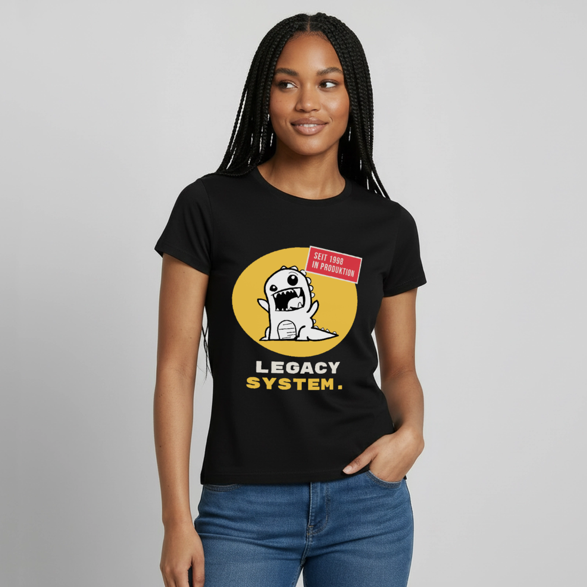 "Legacy System. Seit 1998 in Produktion." Motiv-T-Shirt für Frauen, Farbe Schwarz, Model
