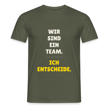 Wir sind ein Team. Ich entscheide. Motiv-T-Shirt für Männer, Farbe Militärgrün