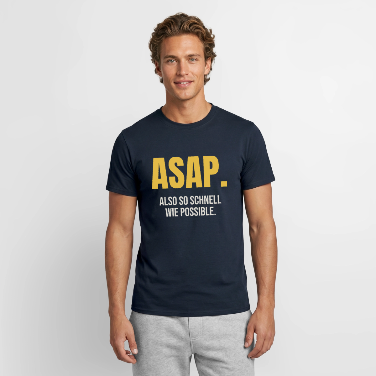 ASAP. Also so schnell wie possible. Motiv-T-Shirt für Männer, Farbe Navy, Model