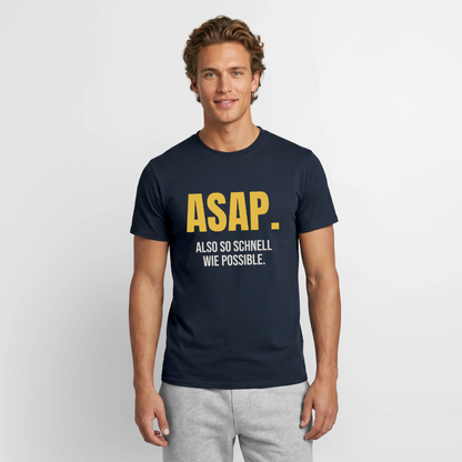 ASAP. Also so schnell wie possible. Motiv-T-Shirt für Männer, Farbe Navy, Model