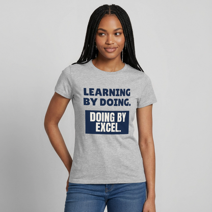 Learning by doing. Doing by Excel. Motiv-T-Shirt für Frauen, Farbe Grau meliert, Model