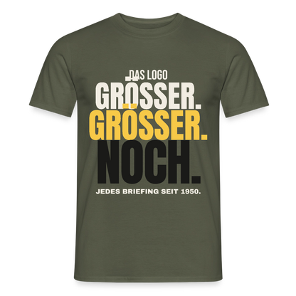 Das Logo größer. Größer. Noch. Jedes Briefing seit 1950. Motiv-T-Shirt für Männer, Farbe Militärgrün