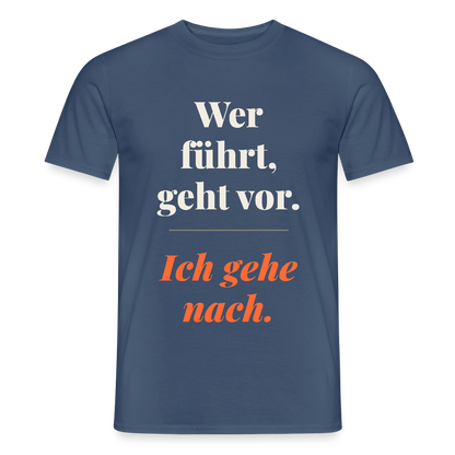 Wer führt, geht vor. Ich gehe nach. Motiv-T-Shirt für Männer, Farbe Dunkles Denimblau