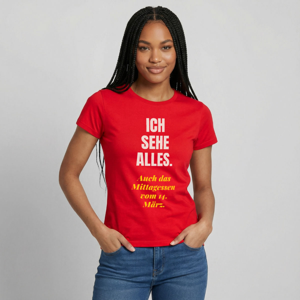 "Ich sehe alles. Auch das Mittagessen vom 14. März." Motiv-T-Shirt für Frauen, Farbe Rot