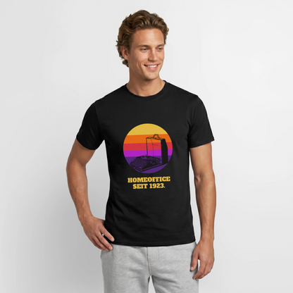 "Homeoffice seit 1923" Motiv-T-Shirt für Männer, Farbe Schwarz, Model