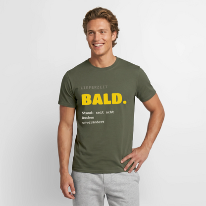 "Lieferzeit: bald. Stand: seit acht Wochen unverändert." Motiv-T-Shirt für Männer, Farbe Militärgrün