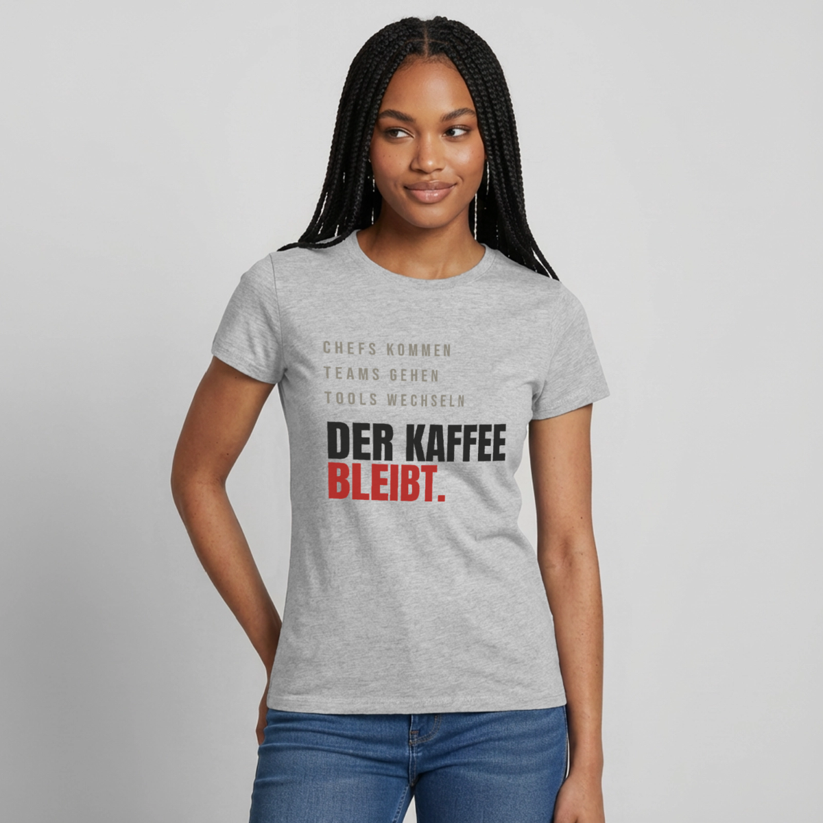 "Chefs kommen, Teams gehen, Tools wechseln. Der Kaffee bleibt." Motiv-T-Shirt für Frauen, Farbe Grau meliert