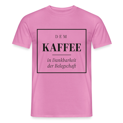 "Dem Kaffee in Dankbarkeit der Belegschaft" Motiv-T-Shirt für Männer, Farbe Pink