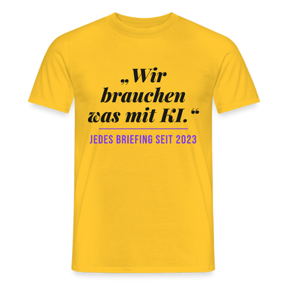 Wir brauchen was mit KI. Jedes Briefing seit 2023. Motiv-T-Shirt für Männer, Farbe Gelb